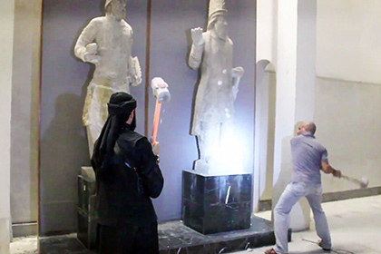 Боевики ИГ кувалдой уничтожили коллекцию культурных памятников на севере Ирака