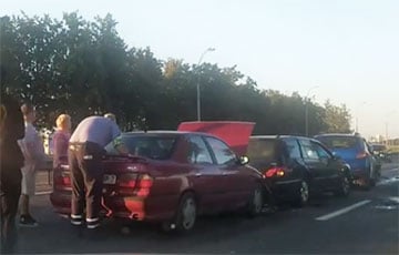 На брестской трассе под Минском собрался «паровоз» из пяти авто