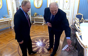 «Лукашенко по свистку бежит в Кремль, высиживая там на мешках картошки»