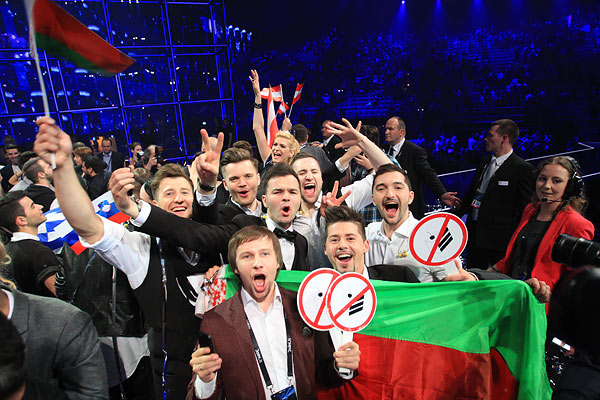 На «Евровидении» белорусы размахивали перевернутым лукашенковским флагом