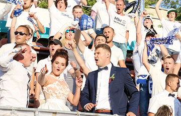 Фотофакт: Свадьба прямо на фан-секторе брестского «Динамо»