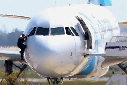 Власти рассказали о фальшивом поясе смертника у угонщика самолета EgyptAir