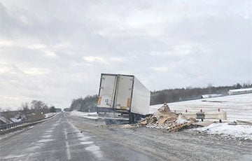 Фуры в кюветах и снежные заносы: что происходит на дорогах Беларуси