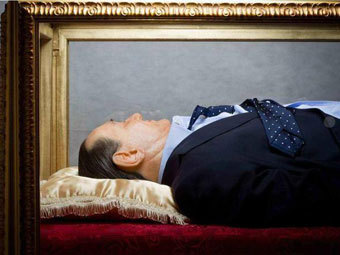 В Риме установили стеклянный саркофаг с "трупом" Берлускони