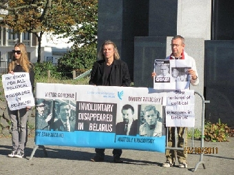Белорусы пикетировали Гаагский трибунал (Фотофакт)