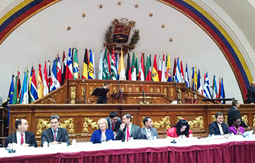 Парламент Венесуэлы разрешил Гуайдо отправлять дипломатов в признавшие его президентом страны