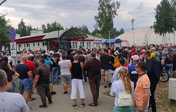 Сотни человек сегодня собрались в поддержку Светланы Тихановской и в Жодино