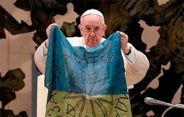 Папа Римский осудил резню в Буче, поцеловал флаг Украины и упрекнул ООН в бессилии