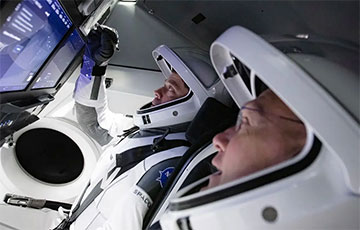 Crew Dragon вернулся на Землю: Астронавты NASA совершили посадку около Флориды