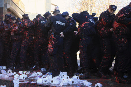 В столице Косово произошли столкновения между студентами и полицией