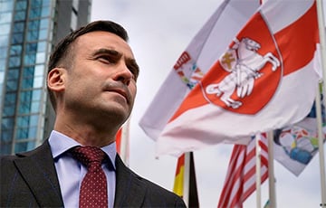 Мэр Риги вывесил бело-красно-белый флаг на Рижской думе