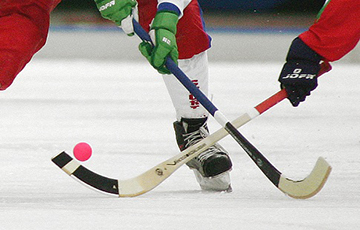 Видеофакт: В чемпионате РФ по хоккею с мячом команды 20 раз забили в свои ворота