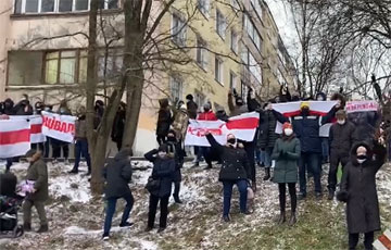 «Жыве Беларусь!»: Фрунзенский район Минска вышел на протест