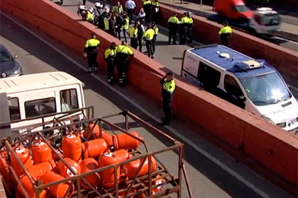 Испанские полицейские обстреляли грузовик с газовыми баллонами