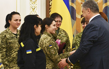Порошенко: Более семи тысяч украинок имеют статус участника боевых действий