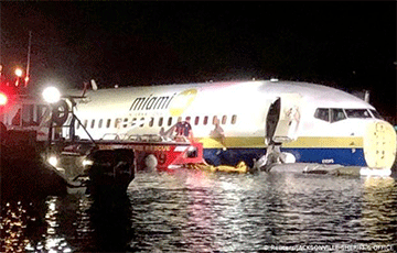 Пассажирский Boeing 737 скатился в реку при посадке в США