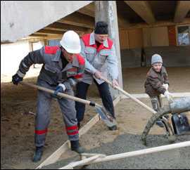На субботнике Лукашенко вместе с сыном Колей заливал бетон (Фото)