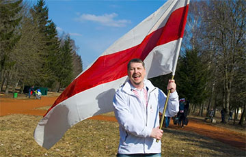 Гродненец 30 лет хранит бело-красно-белый флаг, который висел на облисполкоме
