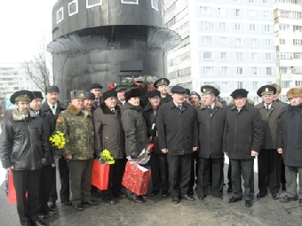 Ветераны ВМФ передали жителям Витебска мемориальные доски в честь двух моряков-подводников Героев Советского Союза