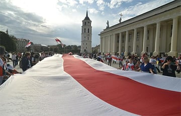 Беларусы по всему миру выходят на акции солидарности