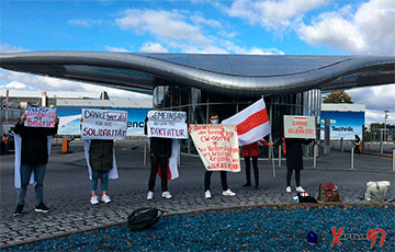 Белорусы Германии пикетируют здание Lufthansa Technik AG в Гамбурге