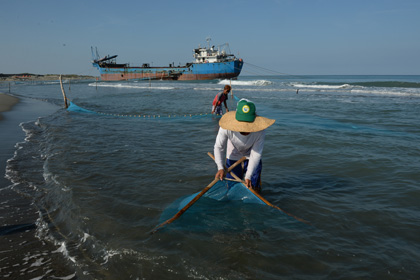Китай впервые применил водомет против филиппинских рыбаков
