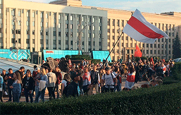 На площади Независимости начинается митинг в поддержку бастующих рабочих