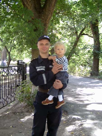 Работник МЧС в Барановичах поймал выпавшего из окна двухлетнего ребенка