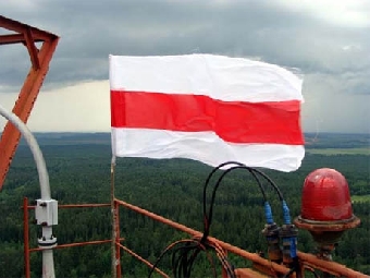 Бело-красно-белый флаг в центре Гомеля (Фото)