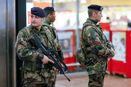Несколько заложников сбежали из захваченного отделения почты под Парижем