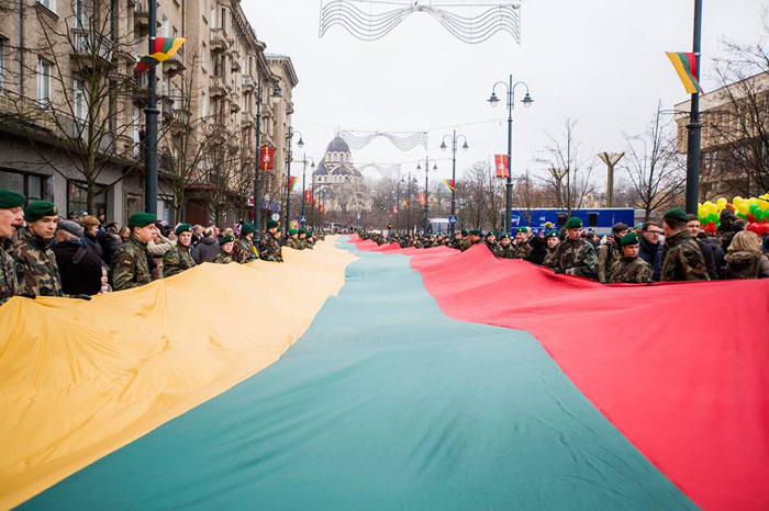 Тысячи литовцев вышли праздновать 25-летие независимости страны