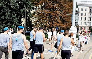Десантники вышли на площадь Победы в Минске