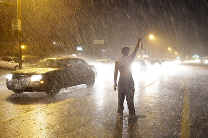 Протесты в Фергюсоне прекратились из-за сильного дождя