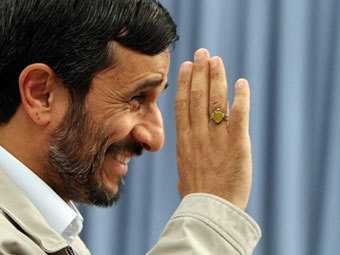 Ахмадинеджад пригрозил наказать авторов "проститутки Карлы Бруни"