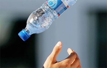Физики «рассекретили» популярный трюк с бутылкой воды