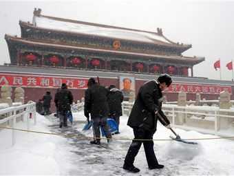 Улицы Пекина очистят от снега 300 тысяч дворников