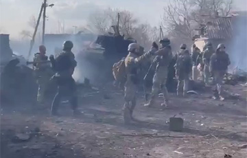 Бойцы ВСУ сожгли на одном «пятачке» под Киевом сразу четыре танка врага