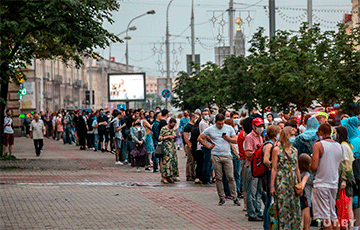 Народ-победитель на проспекте: новые кадры из ночного Минска