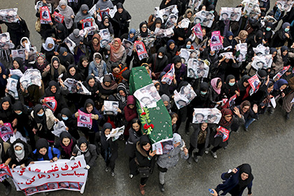 Протестующие пронесли по Кабулу гроб с телом девятилетней девочки