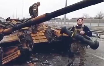 Украинский военный на фоне сожженного танка РФ передал привет оккупантам от «дядюшки Джавелина»