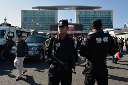 Китайский полицейский перестрелял террористов на вокзале за 15 секунд