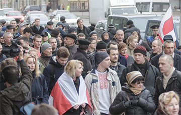 «Немецкая волна»: Над главным проспектом громко раздавались лозунги «Жыве Беларусь!» и «В отставку!»