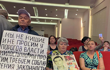 «Токаева к нам!»: протестующие заняли офис правящей партии Казахстана