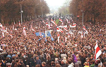 Беларусь на марше: как выходили на улицы под бело-красно-белым флагом