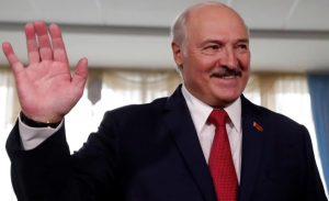 Лукашенко: «Синими пальцами за кресло держаться не буду»