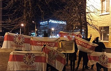 Жители минских Шариков вышли на дерзкую акцию протеста
