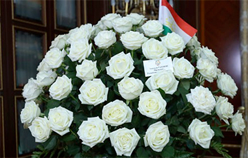 Рахмон подарил Лукашенко корзину белых роз
