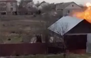 Момент попадания российского снаряда в жилой дом в Николаеве попал на видео