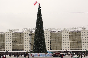 Бело-красно-белый флаг в поддержку Коваленко в Витебске (Фото)