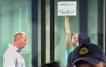 Фото дня: Активистка «Европейской Беларуси» в суде держит плакат «Самозванец, убывай!»